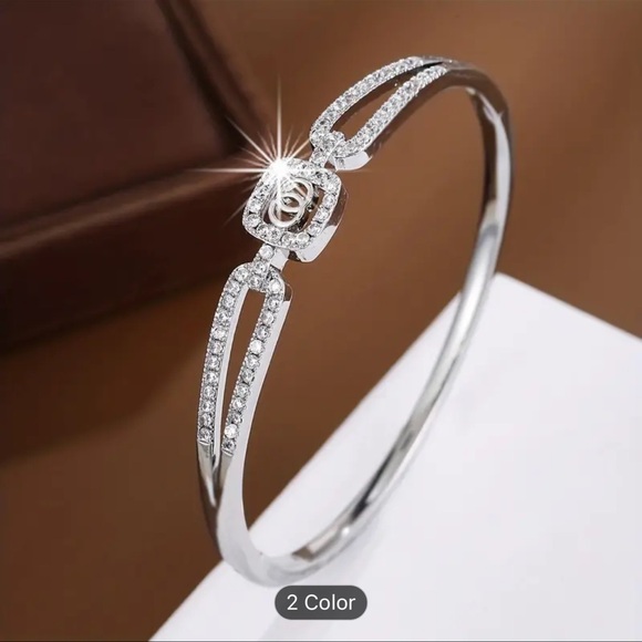 Elegant Gold Bracelet with Crystal Accents - Picture 2 of 9